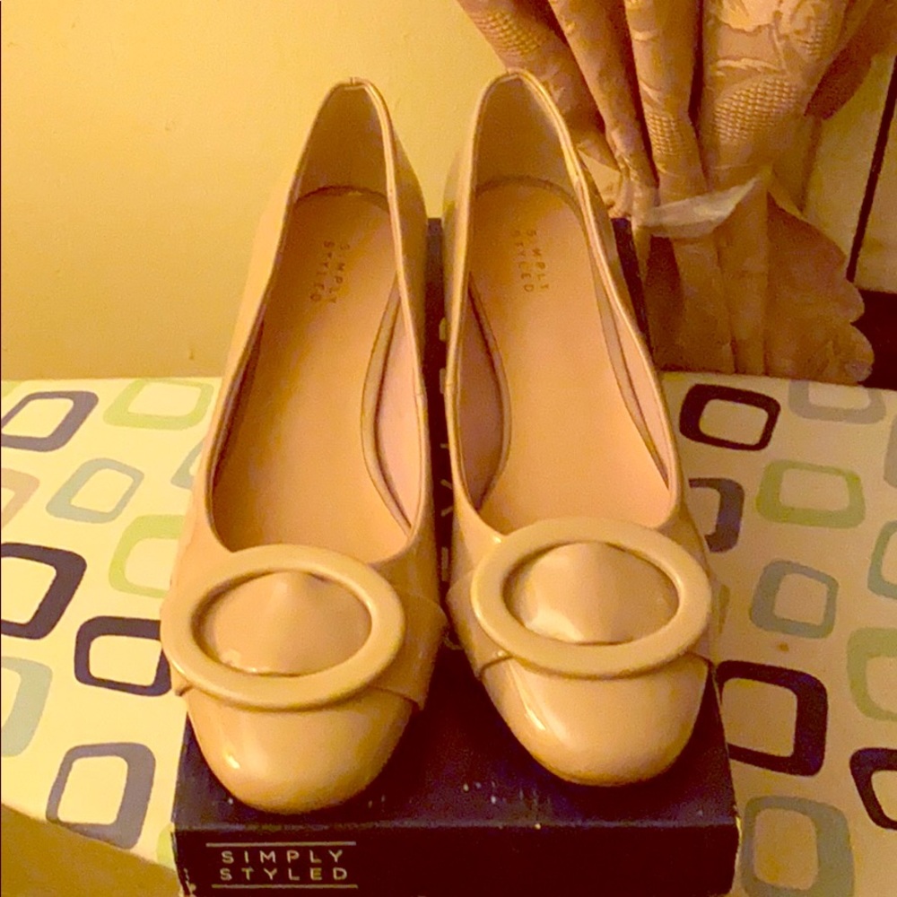 ***Brand new never worn Beige patent leather shoe